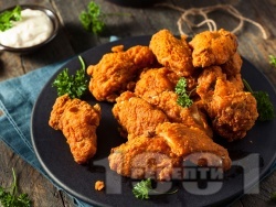 Панирани пикантни пилешки крилца с млечен майонезен сос - снимка на рецептата